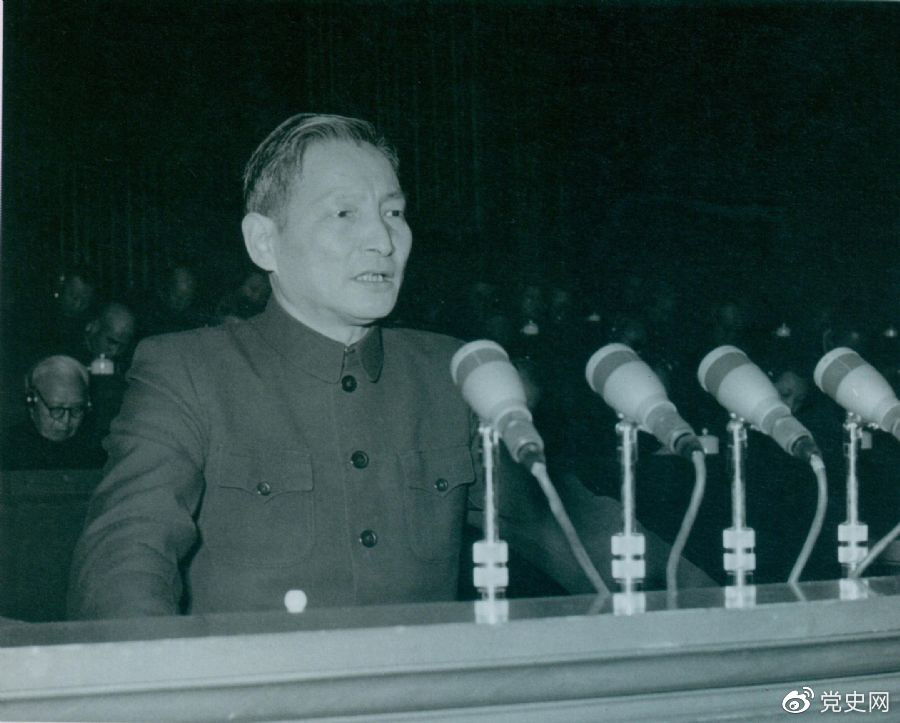 1956年12月，陳云在中華工商業(yè)聯(lián)合會第二屆會員代表大會上作報告。