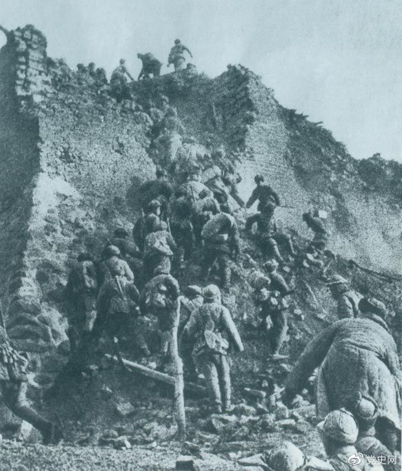 1948年12月，人民解放軍向新保安守敵發(fā)起攻擊。這是解放軍戰(zhàn)士登上新保安城頭。 